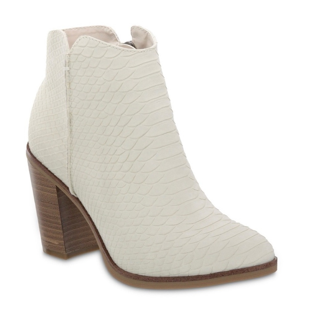 Mia Patton Ivory Python Faux Leather Western Style Bootie - Size 8